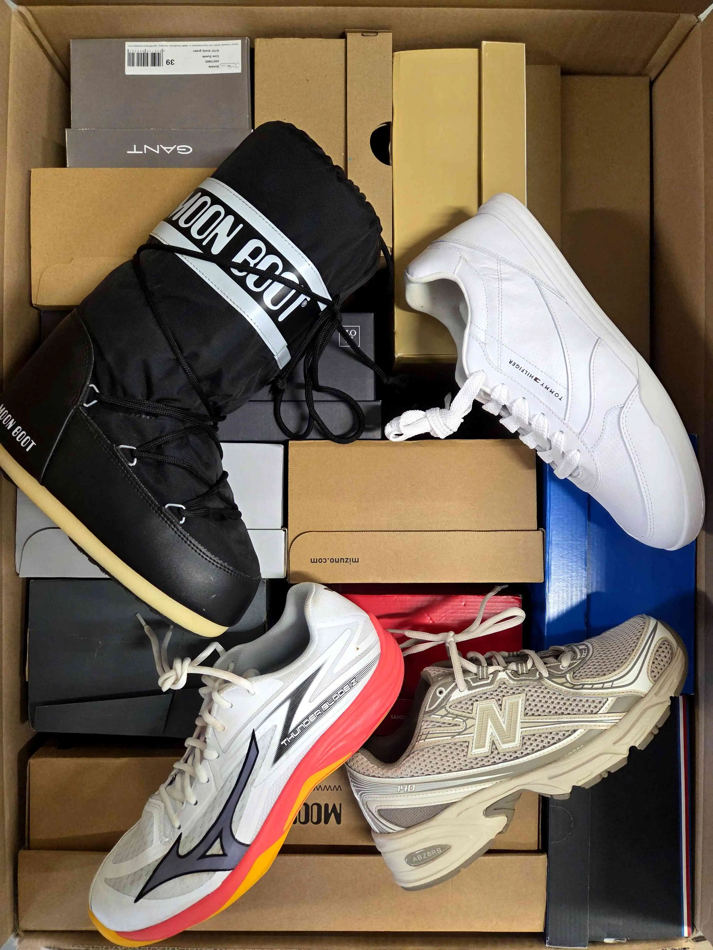 CS5774 3 The photo shows a package with footwear in the category CS.