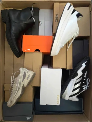The photo shows a package with footwear in the category CS.