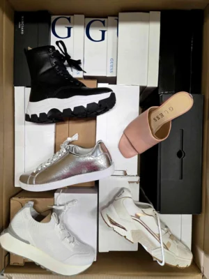 The photo shows a package with footwear in the category BS.