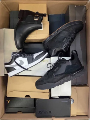 The photo shows a package with footwear in the category CS.