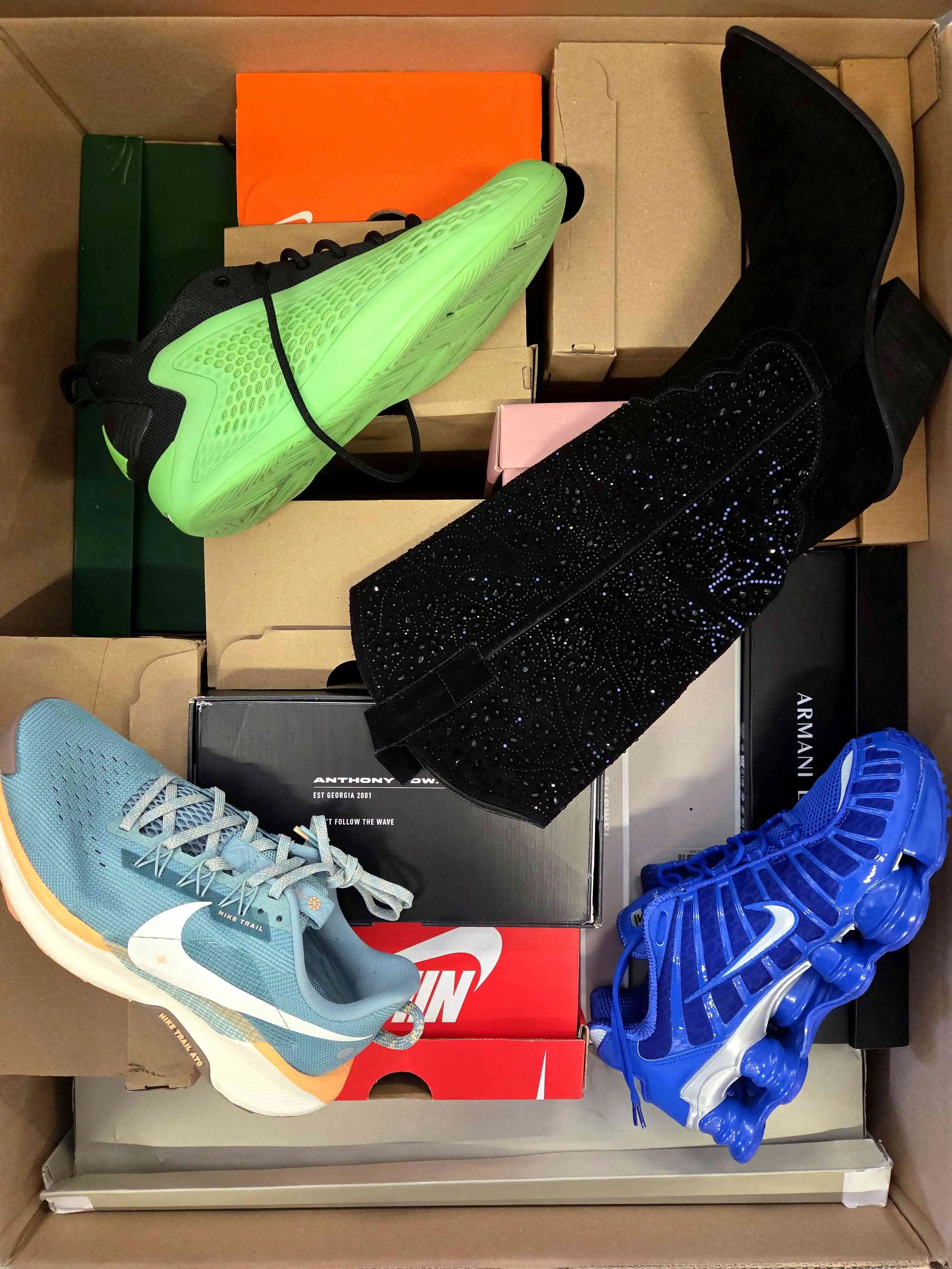 CS5782 3 The photo shows a package with footwear in the category CS.