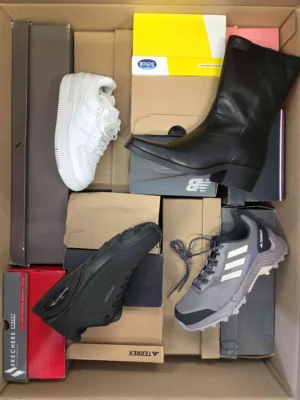 The photo shows a package with footwear in the category CS.