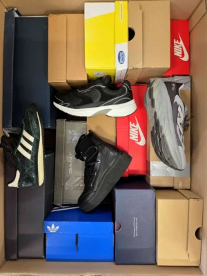 The photo shows a package with footwear in the category CS.