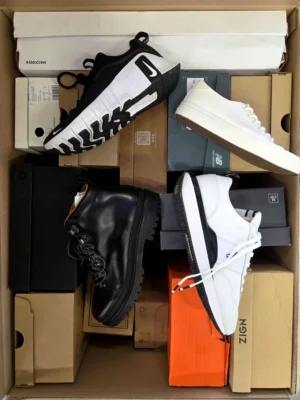 The photo shows a package with footwear in the category CS.