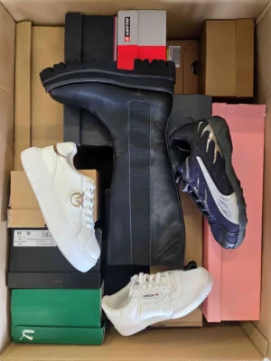 The photo shows a package with footwear in the category CS.