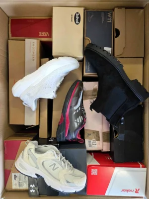 The photo shows a package with footwear in the category CS.