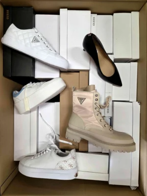 The photo shows a package with footwear in the category BS.