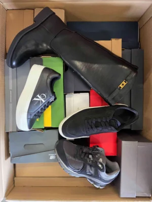 The photo shows a package with footwear in the category CS.