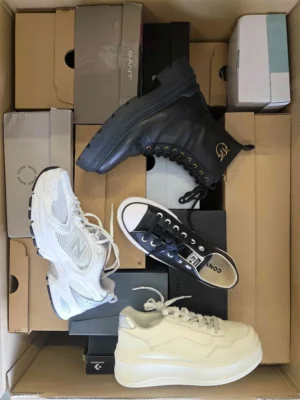 The photo shows a package with footwear in the category CS.