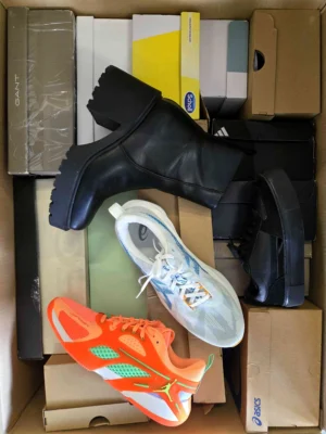 The photo shows a package with footwear in the category CS.