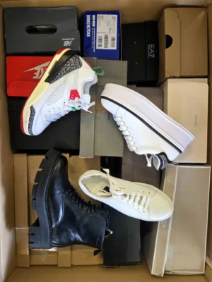 The photo shows a package with footwear in the category CS.