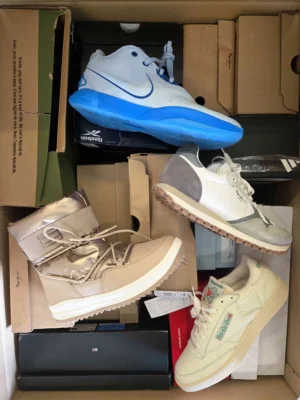 The photo shows a package with footwear in the category CS.