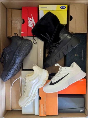 The photo shows a package with footwear in the category CS.