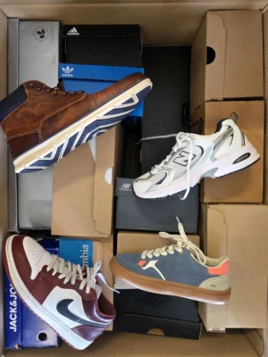 The photo shows a package with footwear in the category CS.