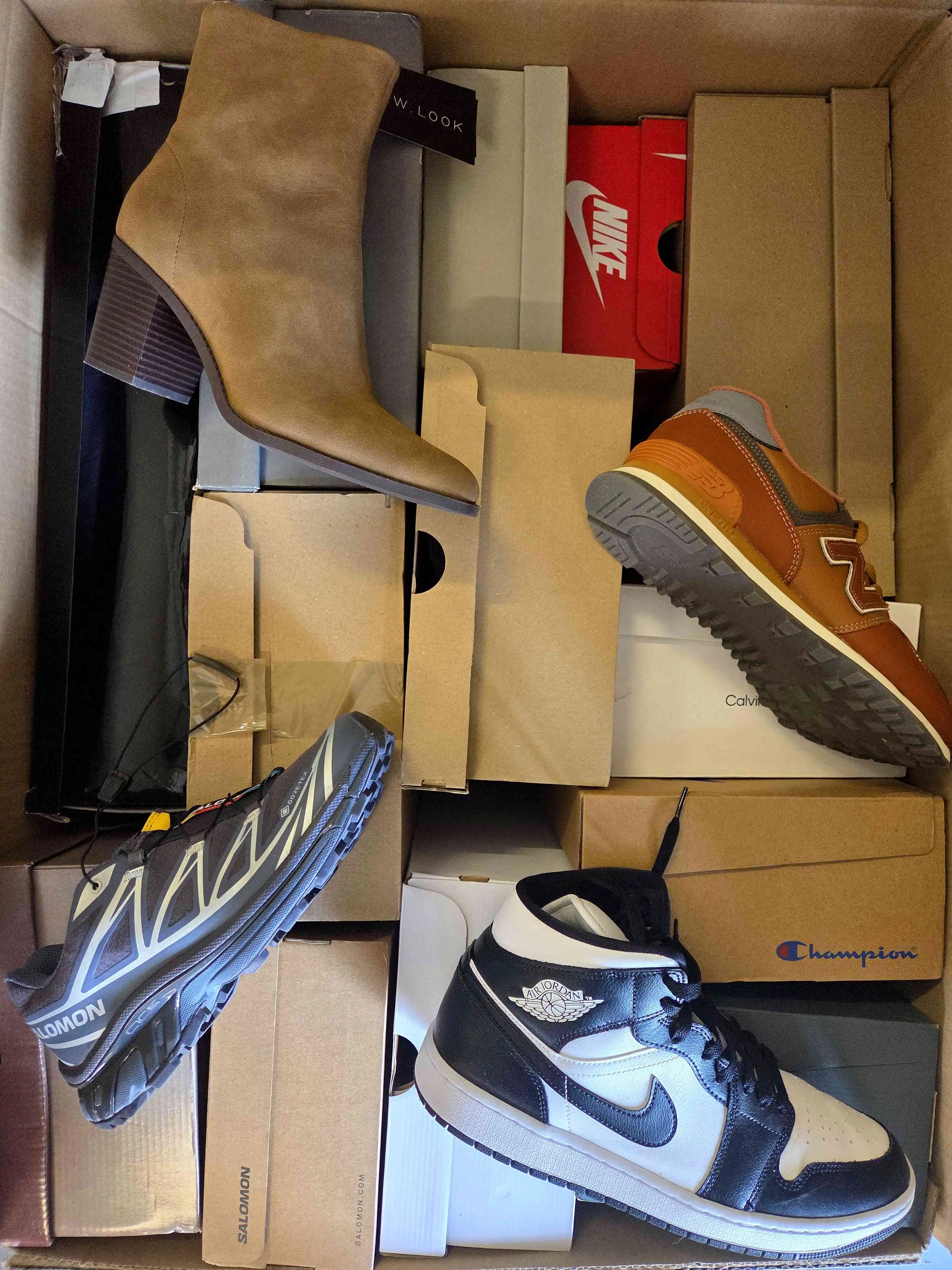 CS5797 3 The photo shows a package with footwear in the category CS.