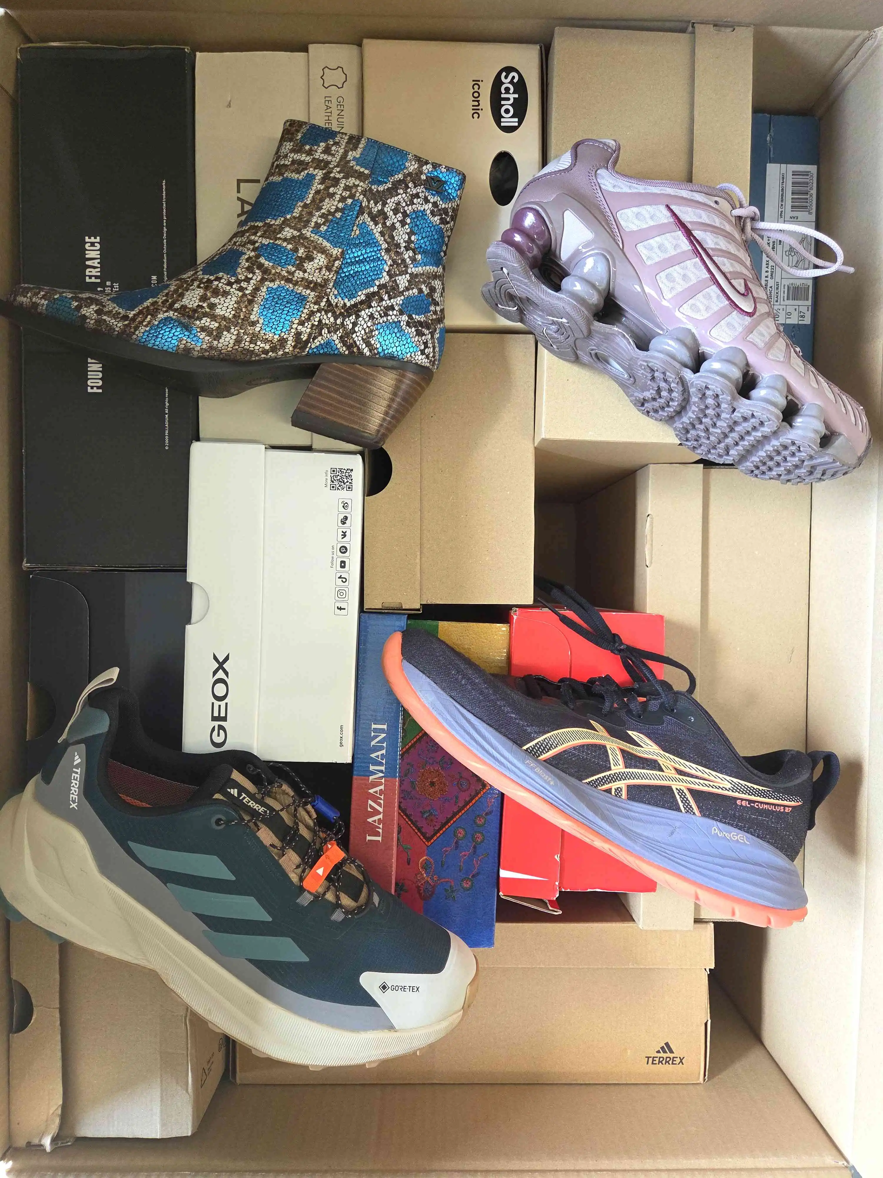 CS5798 3 The photo shows a package with footwear in the category CS.