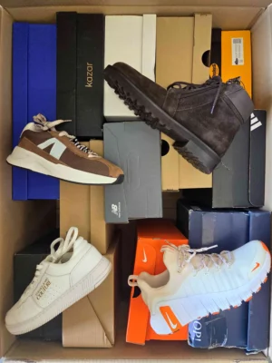 The photo shows a package with footwear in the category CS.