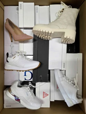 The photo shows a package with footwear in the category BS.