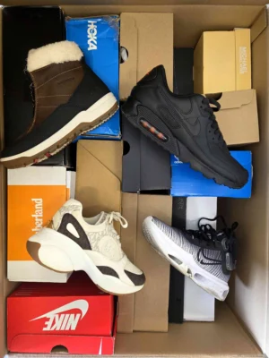 The photo shows a package with footwear in the category CS.