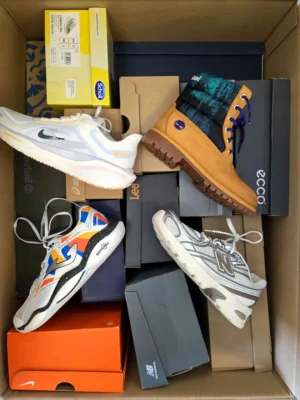 The photo shows a package with footwear in the category CS.