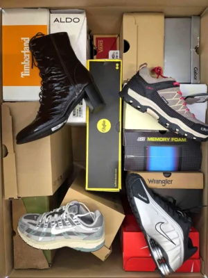 The photo shows a package with footwear in the category CS.