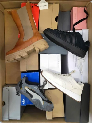 The photo shows a package with footwear in the category CS.