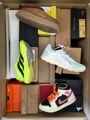 The photo shows a package with footwear in the category CS.