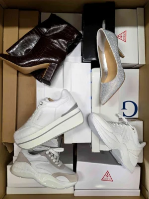 The photo shows a package with footwear in the category BS.