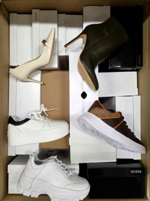 The photo shows a package with footwear in the category BS.