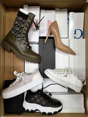 The photo shows a package with footwear in the category BS.