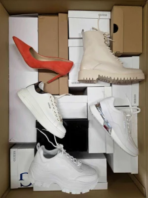 The photo shows a package with footwear in the category BS.