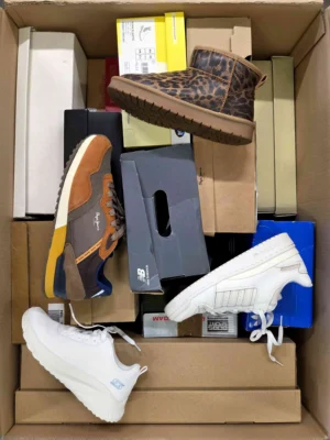 The photo shows a package with footwear in the category CS.