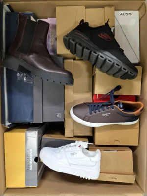 The photo shows a package with footwear in the category CS.