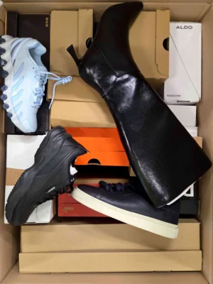The photo shows a package with footwear in the category CS.