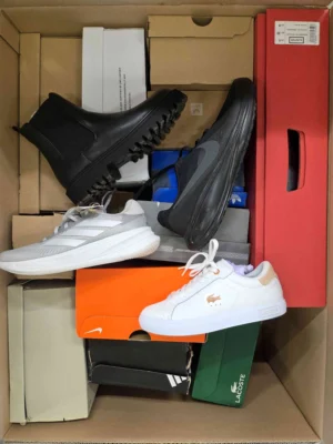 The photo shows a package with footwear in the category CS.