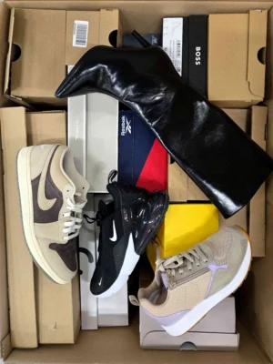 The photo shows a package with footwear in the category CS.