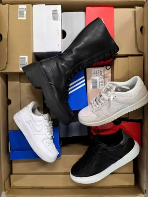 The photo shows a package with footwear in the category CS.