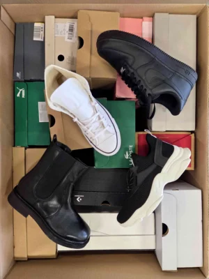 The photo shows a package with footwear in the category CS.