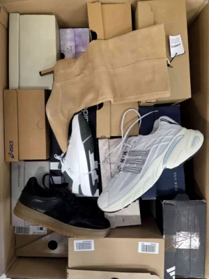 The photo shows a package with footwear in the category CS.