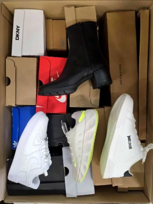 The photo shows a package with footwear in the category CS.