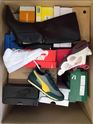 The photo shows a package with footwear in the category CS.