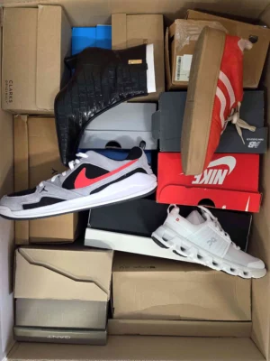 The photo shows a package with footwear in the category CS.