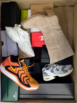 The photo shows a package with footwear in the category CS.