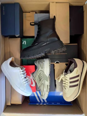 The photo shows a package with footwear in the category CS.