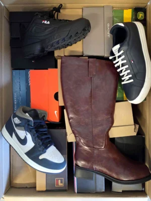 The photo shows a package with footwear in the category CS.