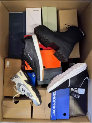 The photo shows a package with footwear in the category CS.