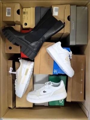 The photo shows a package with footwear in the category CS.