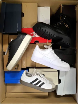 The photo shows a package with footwear in the category CS.