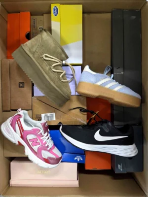 The photo shows a package with footwear in the category CS.