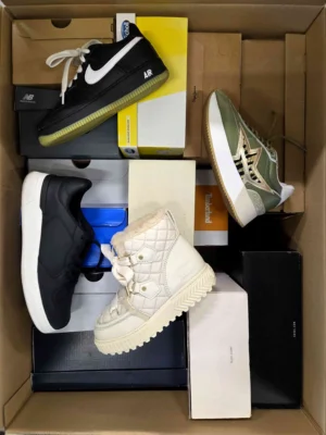 The photo shows a package with footwear in the category CS.